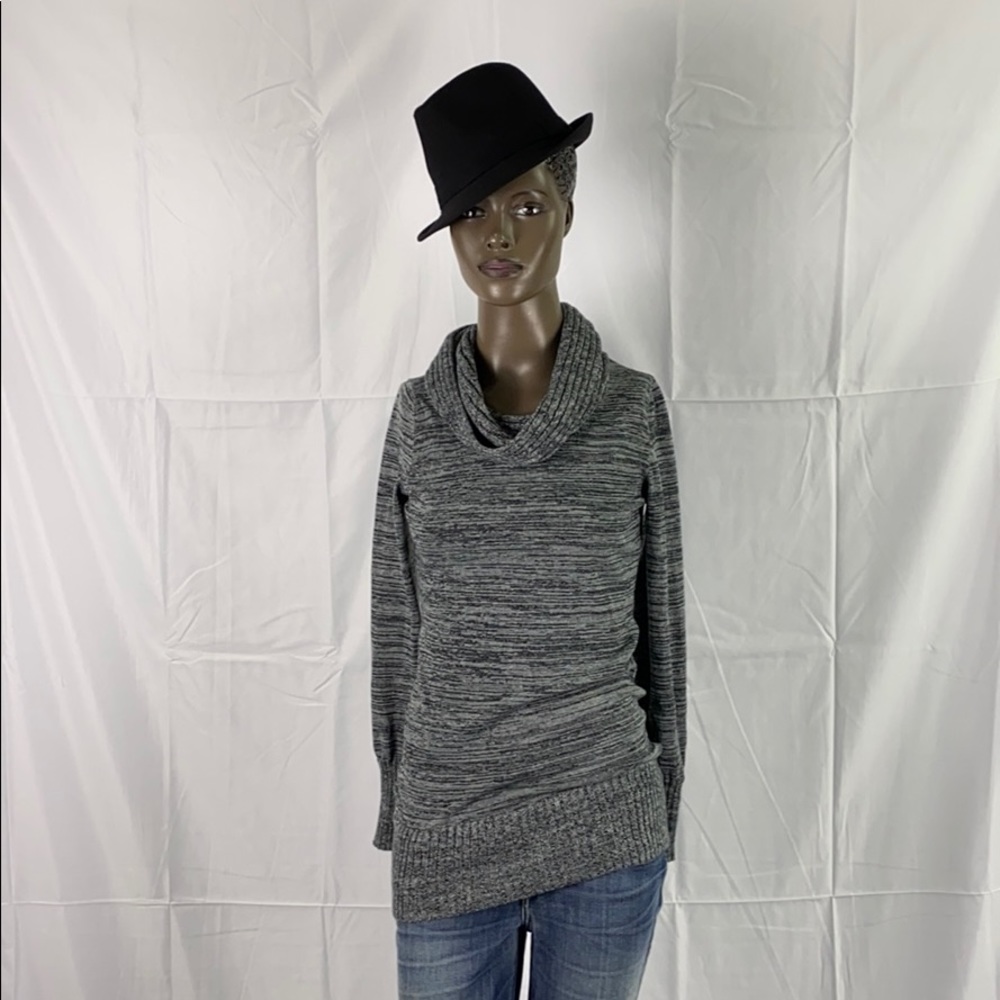 Crowl neck sweater